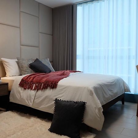 One Uptown Residence Taguig Exterior photo